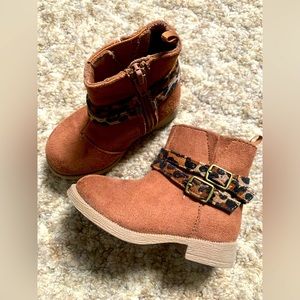 Zoe & Zac leopard baby boots